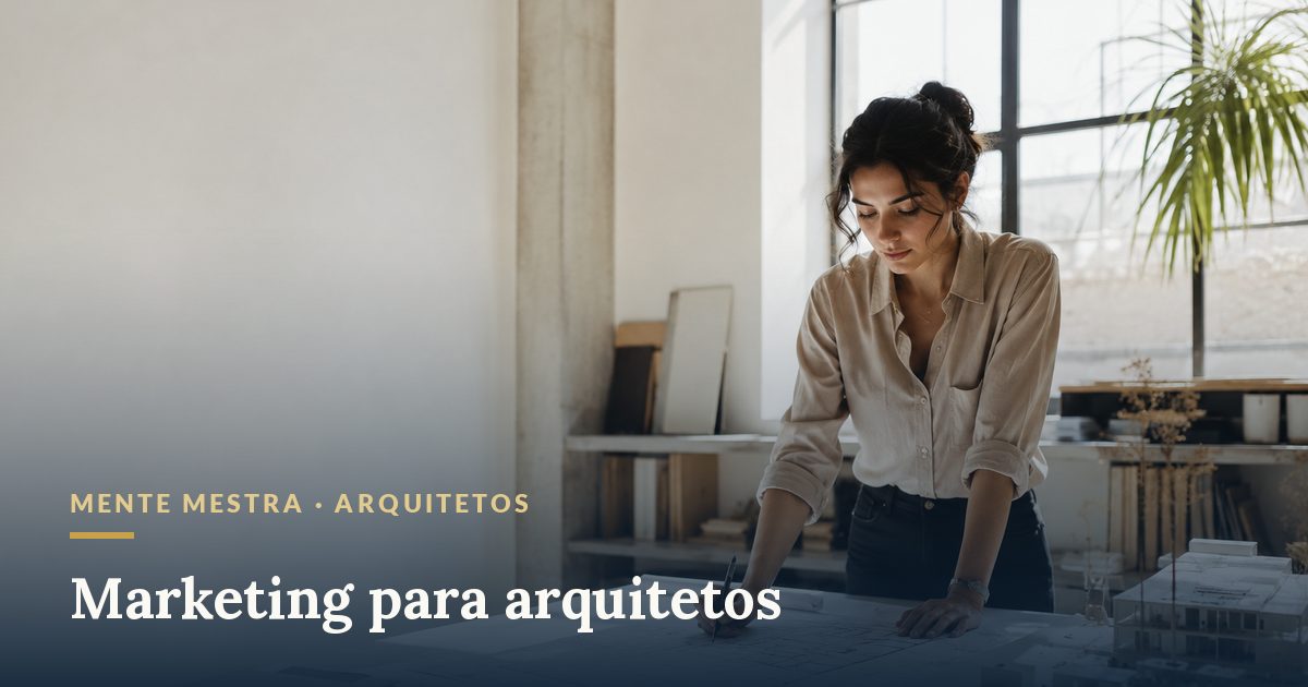 Arquiteta analisando plantas no estúdio · marketing para arquitetos