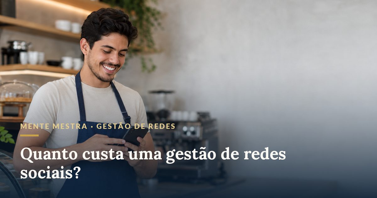 Empreendedor usando o celular no balcão do negócio · gestão de redes sociais